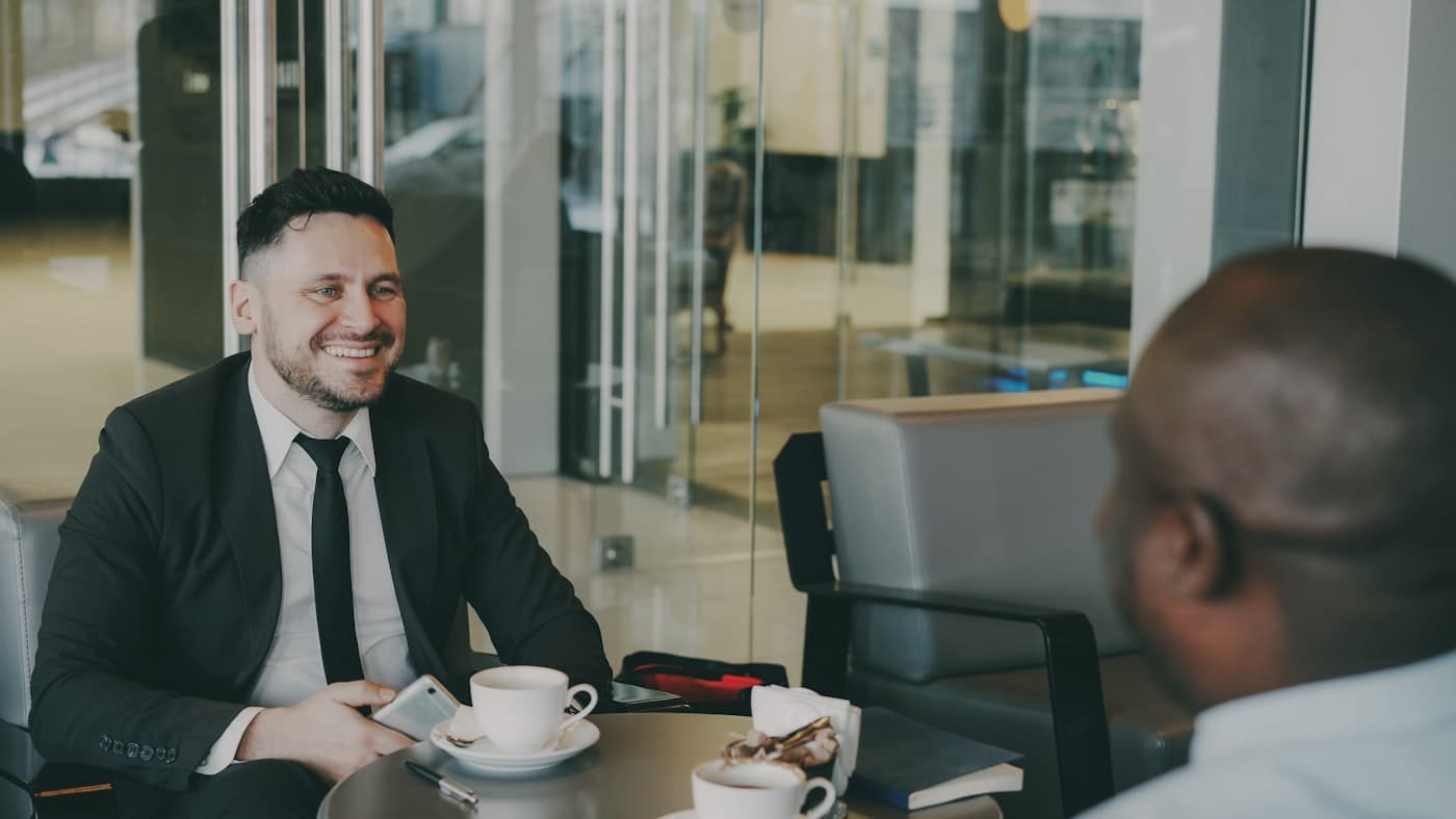 Zwei Unternehmer im Gespräch bei einem Kaffee